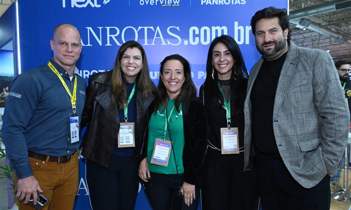 José Guilherme Alcorta, da PANROTAS, Mariana Azevedo e Adriana Fredericce, da Diversa Turismo, e Luciana Fernandes e Vitor Bauab, do grupo BBG Brasil, no estande da PANROTAS no Festuris 2025