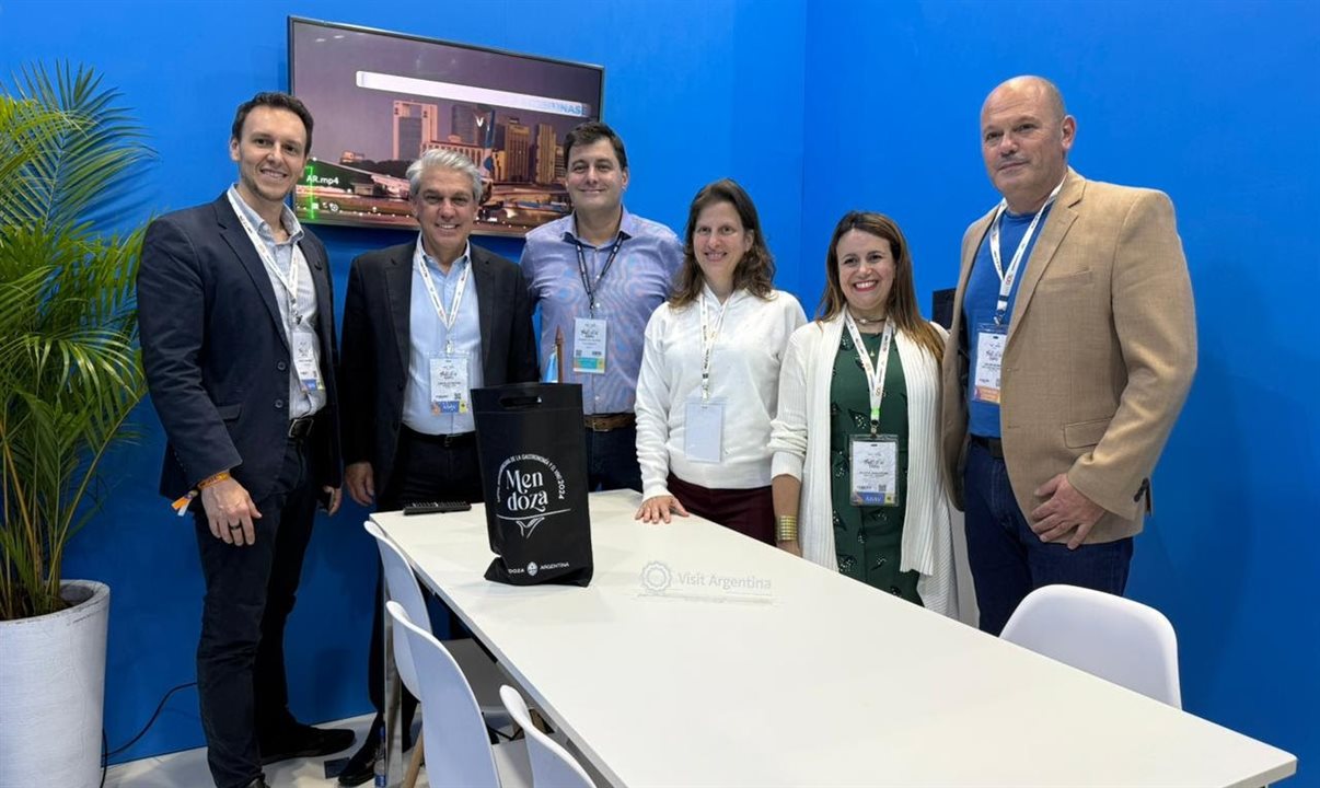 Bruno Waltrick, Fernando Santos, Marianna Alcorta e Juliana Assumpção, da Abav-SP | Aviesp, com Ramiro de los Ríos, proprietário da Viva Mendoza, e Carlos Weiner, diretor do EMETur de Mendoza