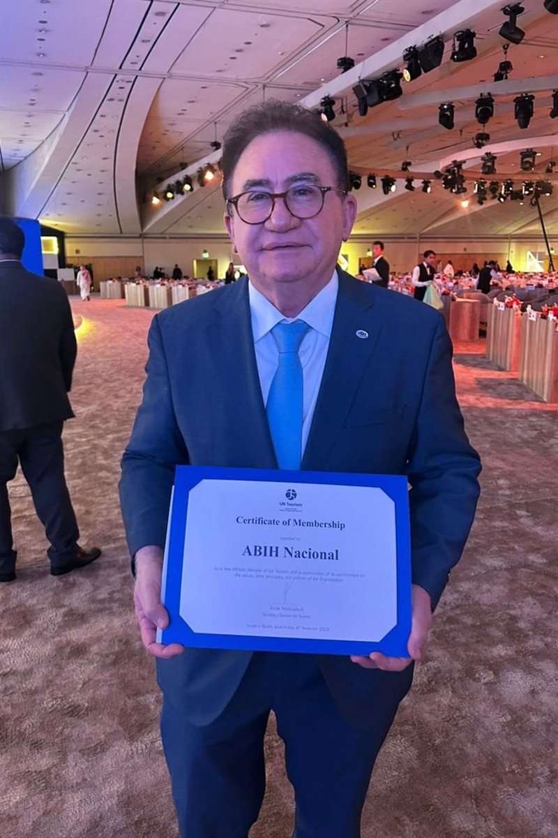 Manoel Linhares com certificado que apresenta a ABIH como afiliada da ONU Turismo