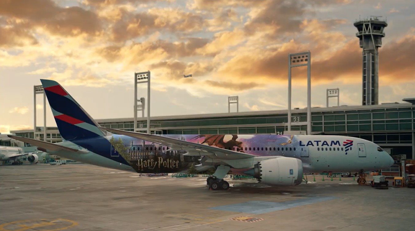 Latam apresenta um Boeing 787-9 e um Airbus 320 personalizados com design especial, com ilustrações emblemáticas dos filmes de Harry Potter