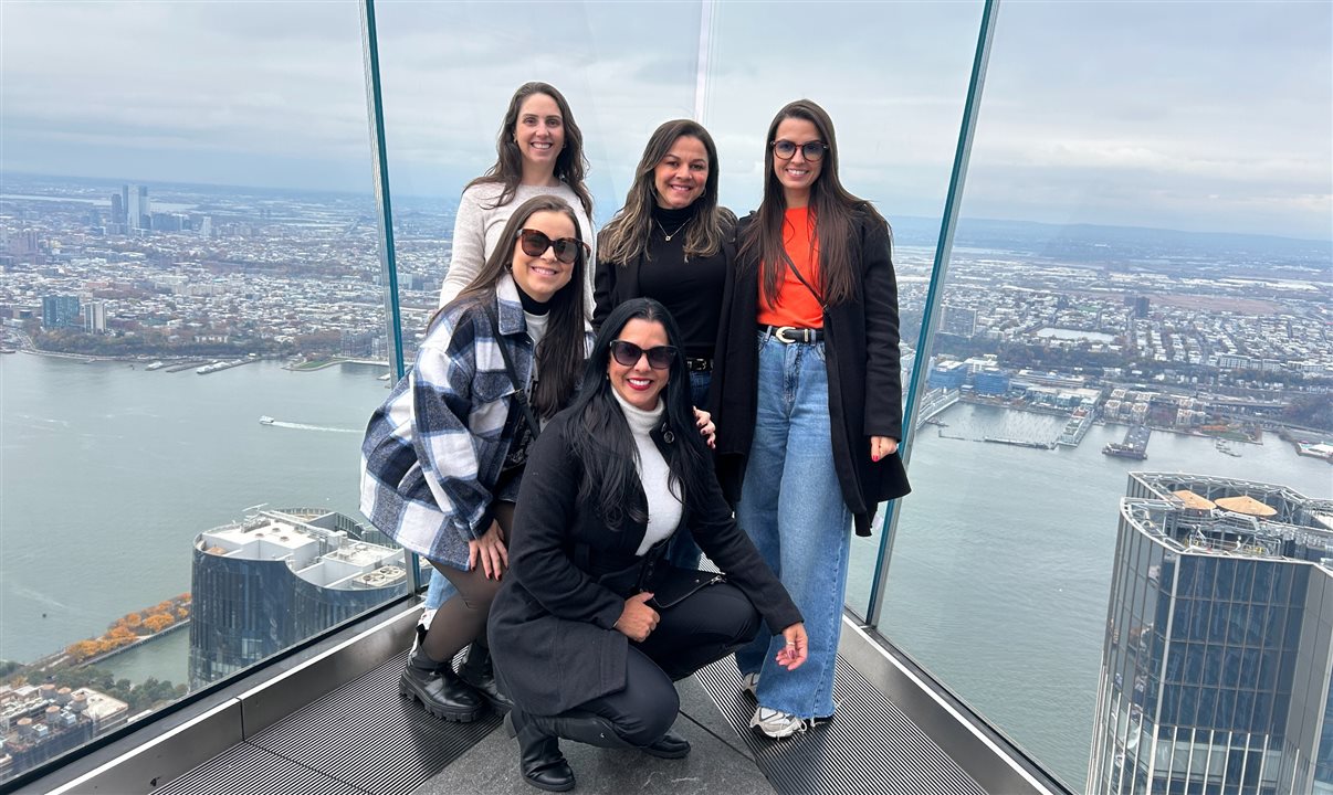 Daniela Fabris, da Bex Brazilian Exchange, Sara Meirinho, da SV Travel, Isabela Silva, da LCA Viagens, Sandra Murici, da Rextur Advance, e Naiara Catao, da Viajando com Naná, no Observatório The Edge