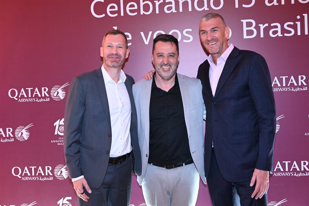 Qatar Airways faz 15 anos de Brasil: Craig Thomas, VP Americas, Renato Hagopian, diretor Brasil, e Paul Starrs, VP Internacional de Vendas