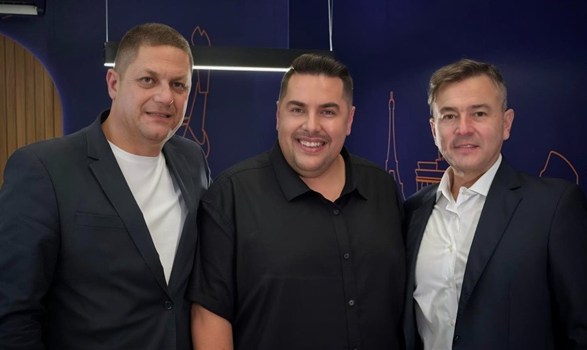 Ederlei Santos, sócio da franquia, Eder Masini, da BeFly , e Hebert Kleinbrod, franqueado Flytour<br/>