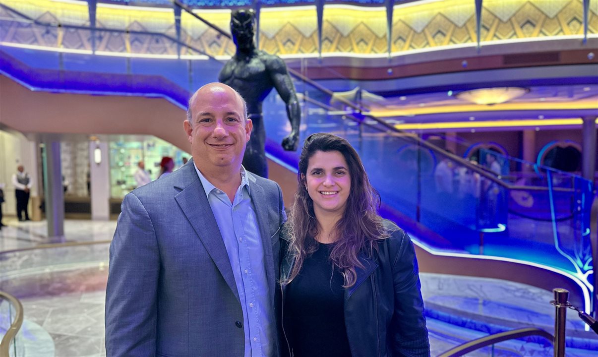 Alexander Haim, da Disney Destinations, e Giulliana Mesquita, da Azul Viagens