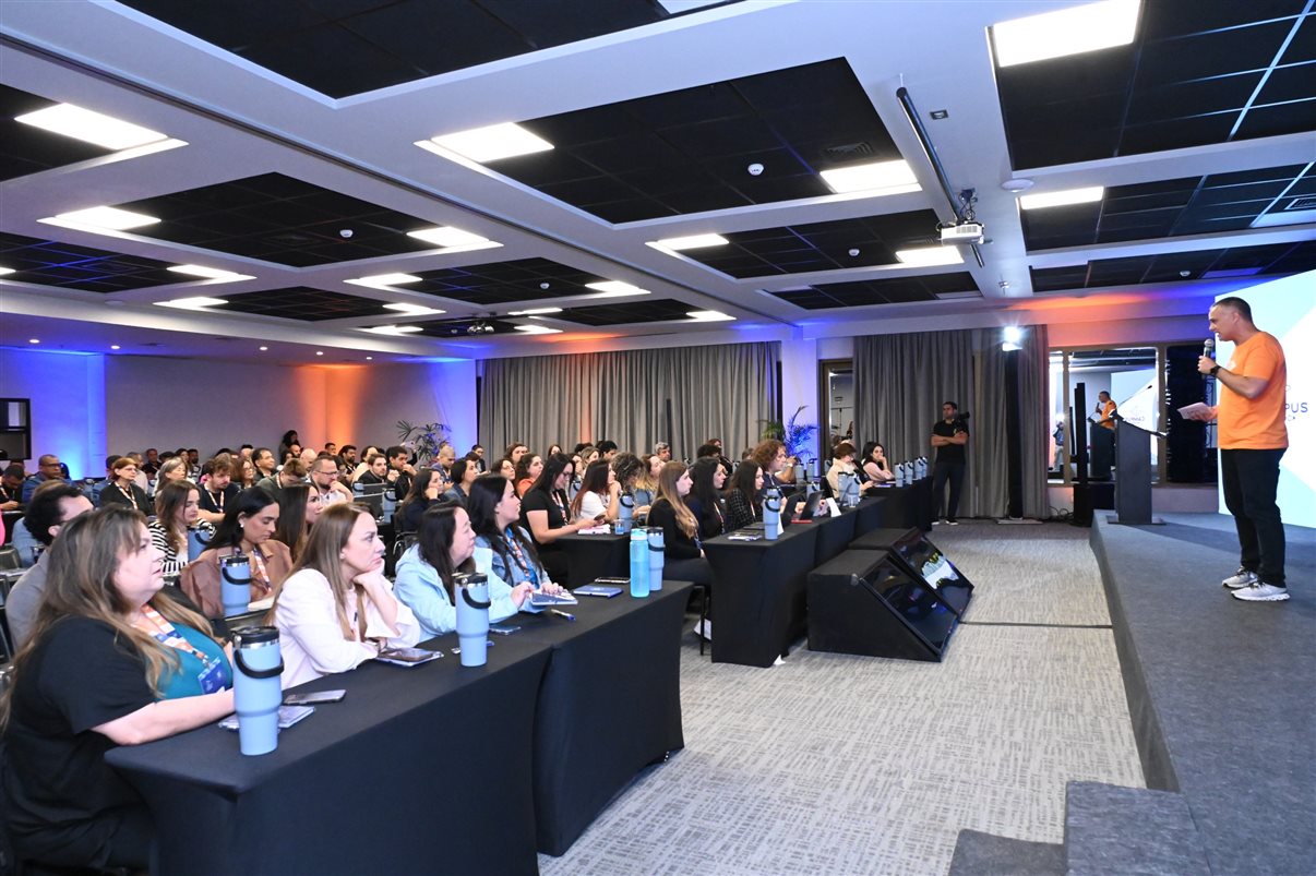 Marcio Nogueira, diretor geral da HotelDO, apresente conteúdos aos participantes