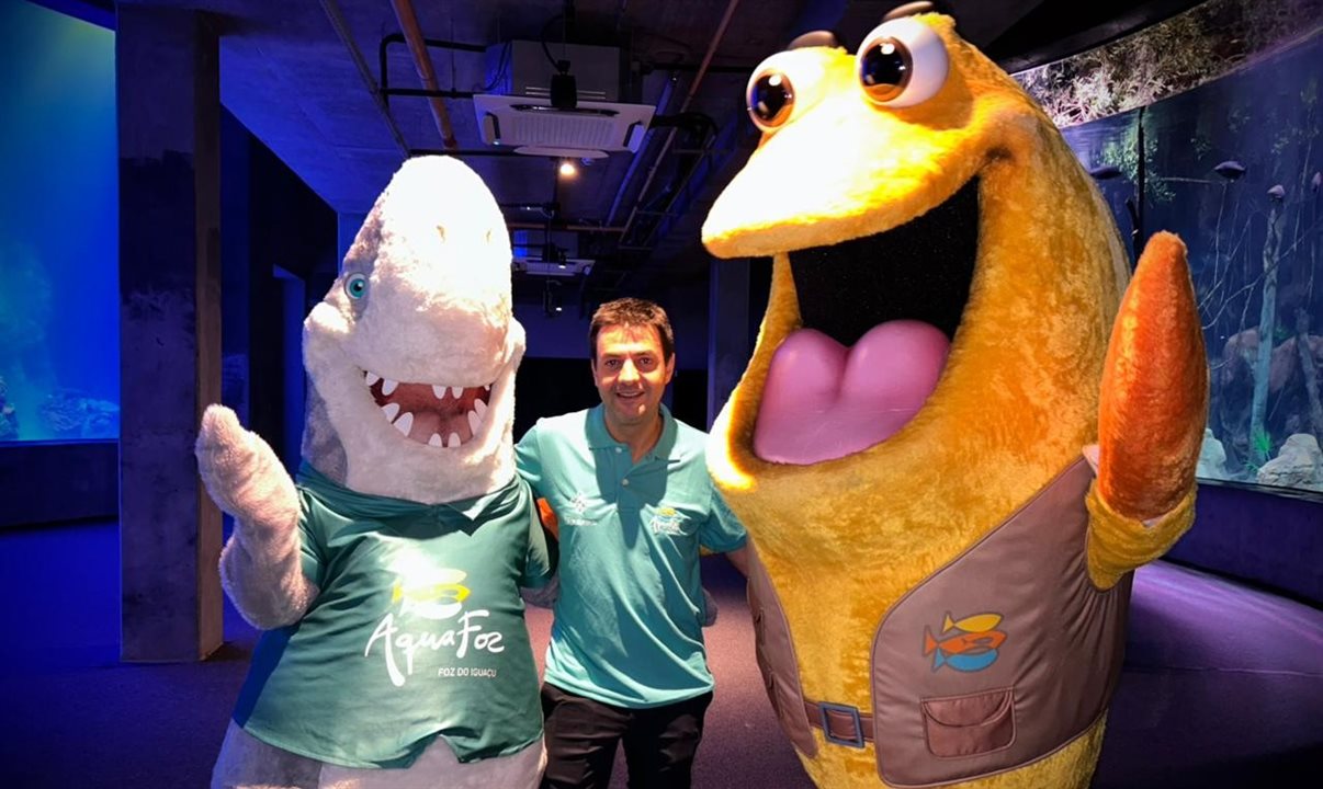 Pablo Morbis, CEO e presidente do Grupo Cataratas, com os mascotes do AquaRio e AquaFoz
