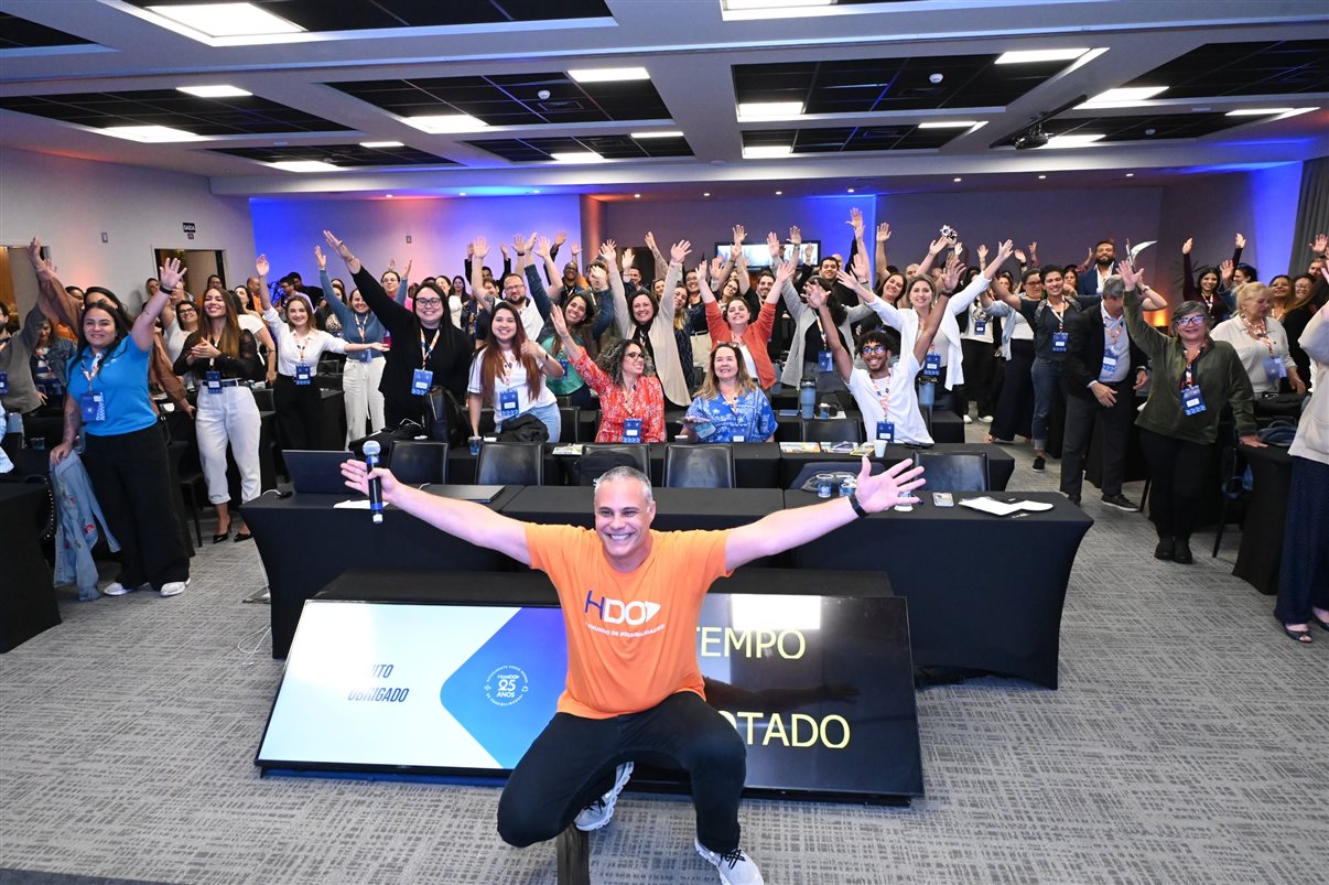 Marcio Nogueira, diretor geral da HotelDO no Brasil, em frente aos participantes do evento