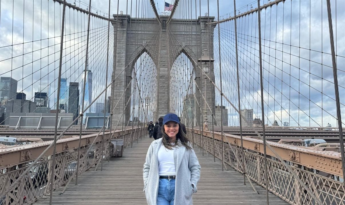 Isabela Silva, da LCA Viagens, na Brooklyn Bridge