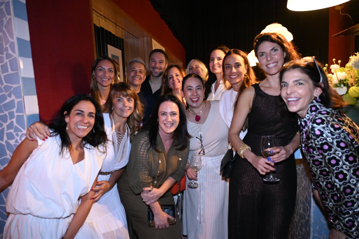 Consultoras do Baddha Group, com parceiras e parceiros na noite de comemoração do grupo de viagens de luxo (veja mais fotos ao fim da  notícia)