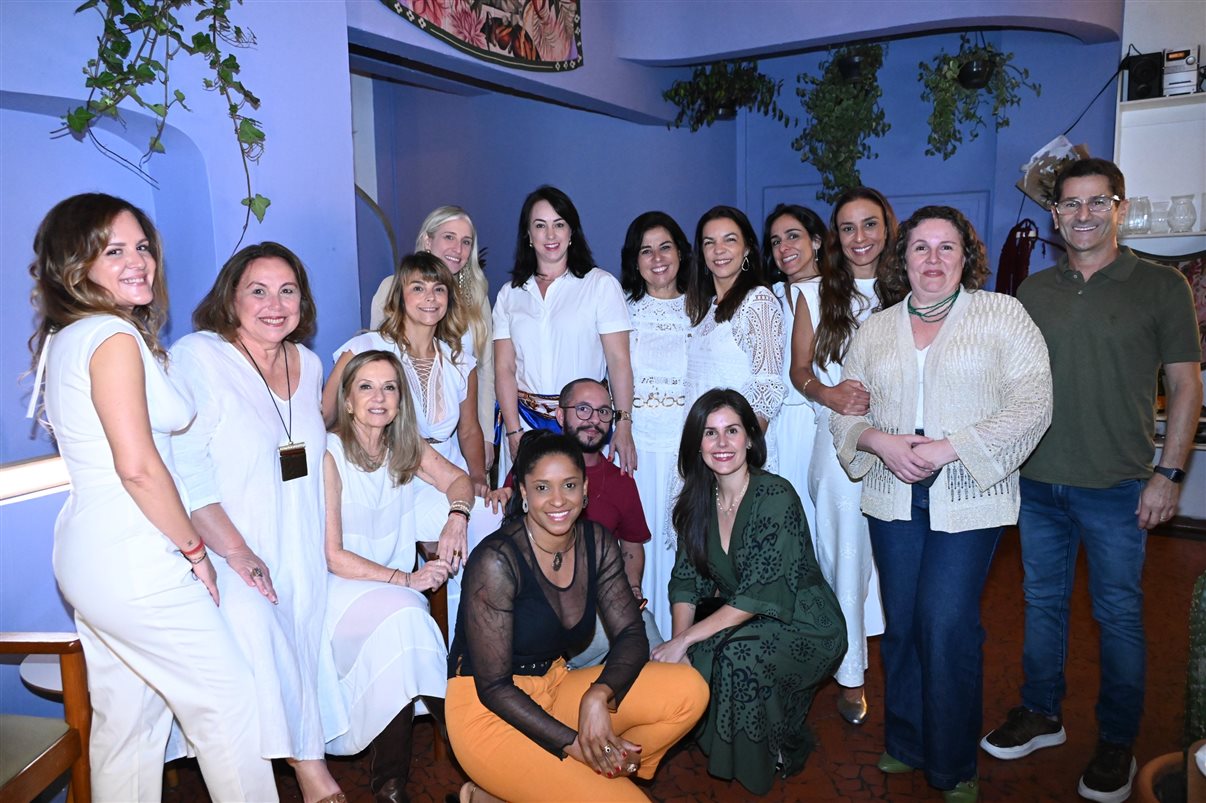 Consultoras do Baddha Group, com parceiras e parceiros na noite de comemoração do grupo de viagens de luxo