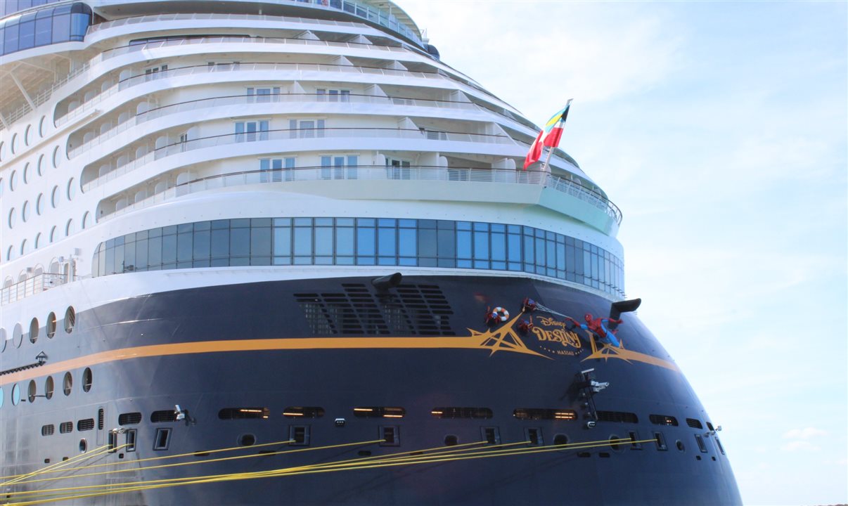 Disney Destiny tem como tema heróis e vilões, com Homem Aranha na parte de trás do navio