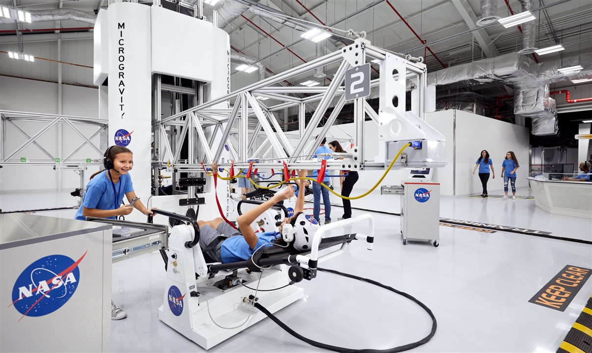 Visitantes passam por simulações que reproduzem os desafios das missões interplanetárias