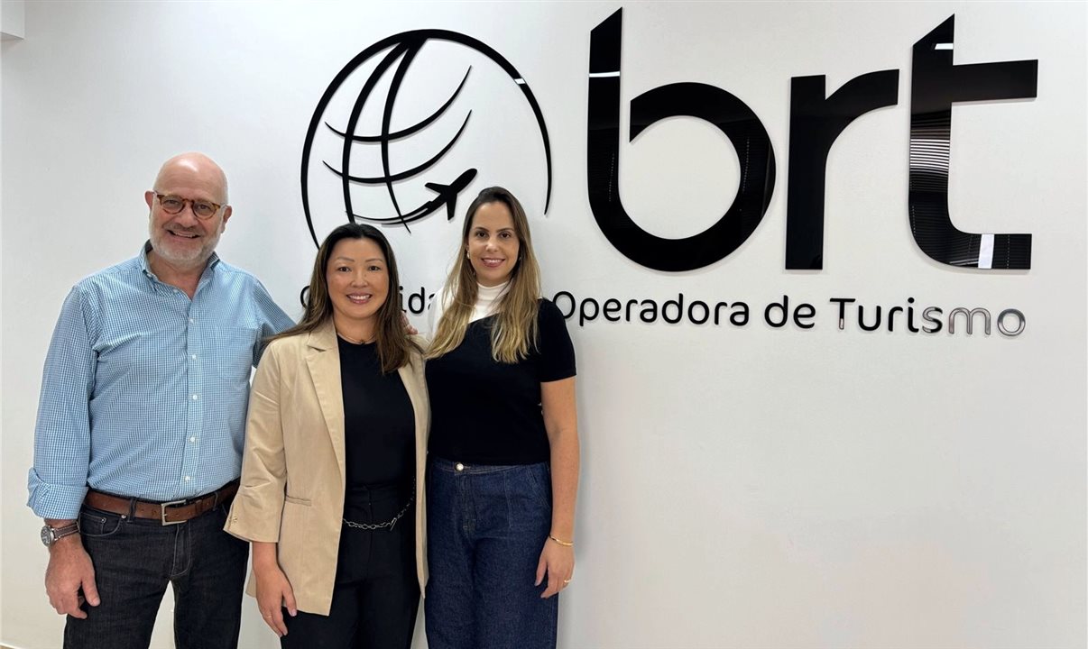 Claudio Isolani, diretor Comercial, a nova contratada Tatiana Hashimoto e Bruna Pedroso, gerente Filiais