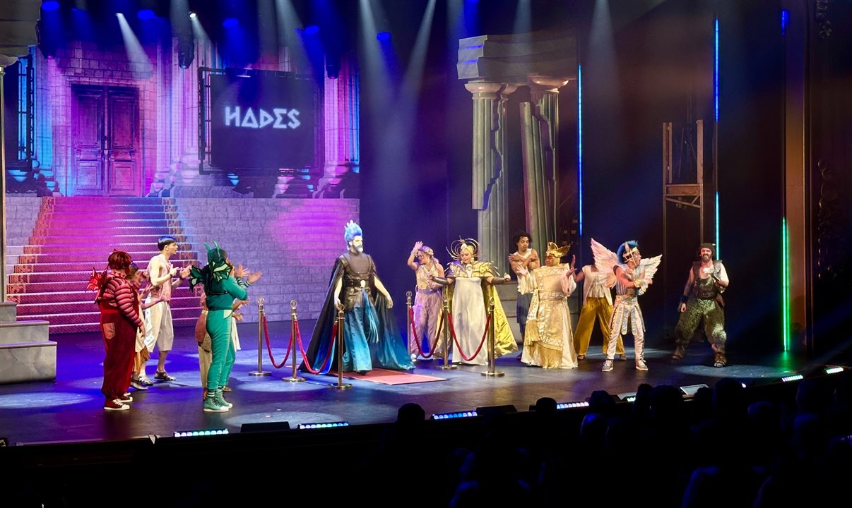 Momento em que atores voltam ao palco para agradecer o público