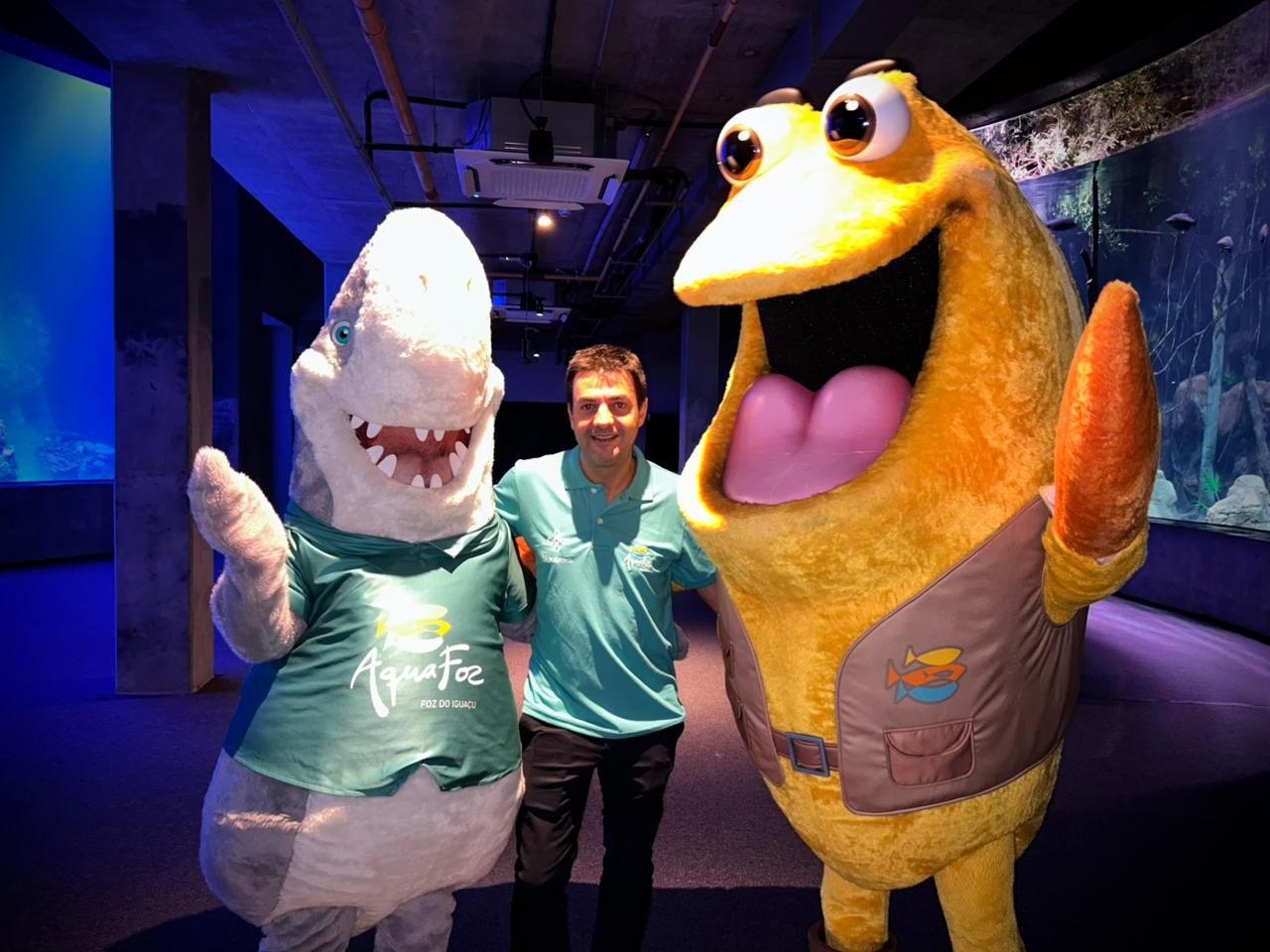 Pablo Morbis, CEO do Grupo Cataratas, com os mascotes do AquaRio e AquaFoz