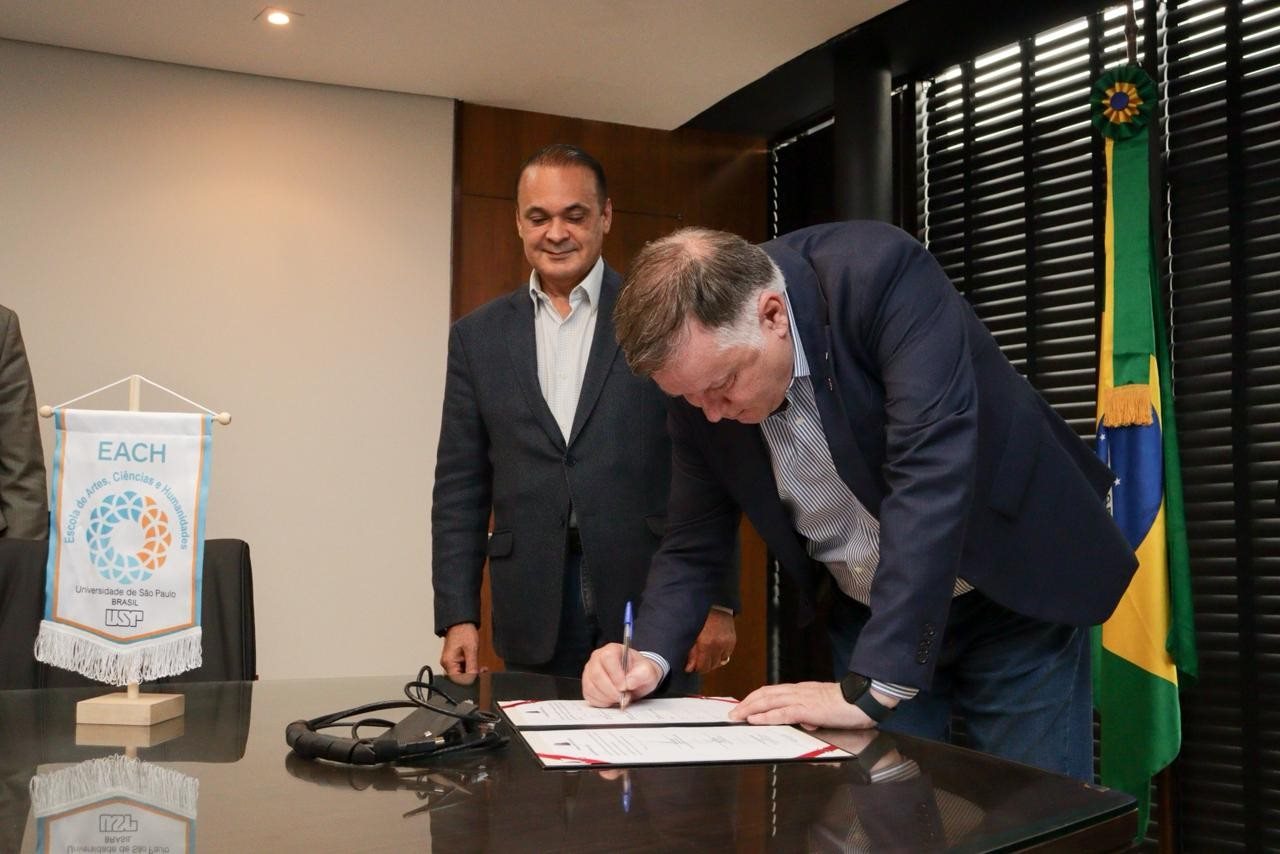 Marcos da Costa (Direitos da Pessoa com Deficiência) assina tratado ao lado de Roberto Lucena (Turismo e Viagens)