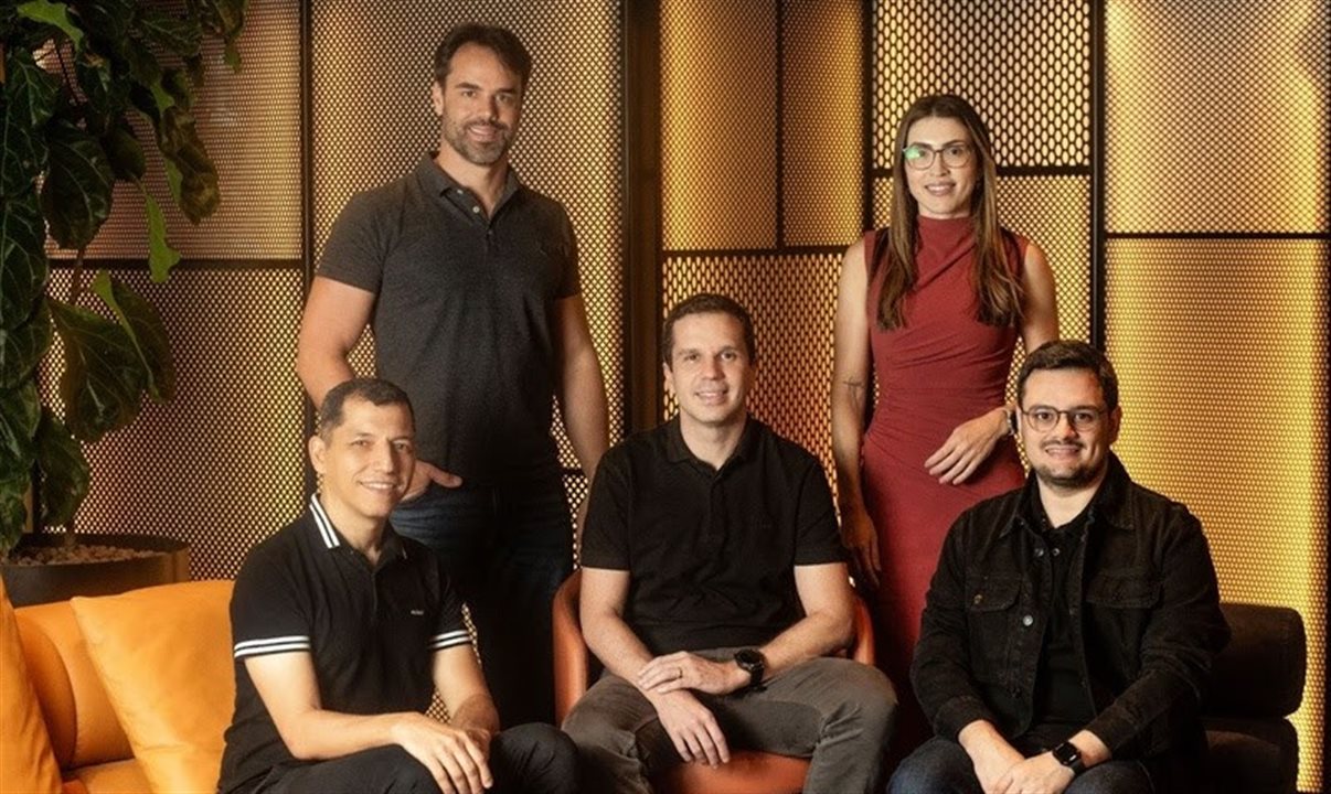 Lucas Machado, Eduardo Vasconcellos, Luciano Branda~o, Jordana Souza e Luiz Moura, da VOLL