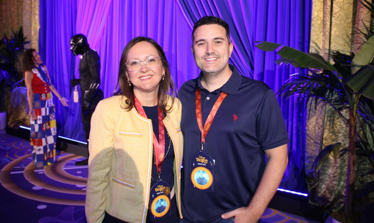Octavio Corano, da SunCoastUSA, com Cinthia Douglas, da Disney Destinations