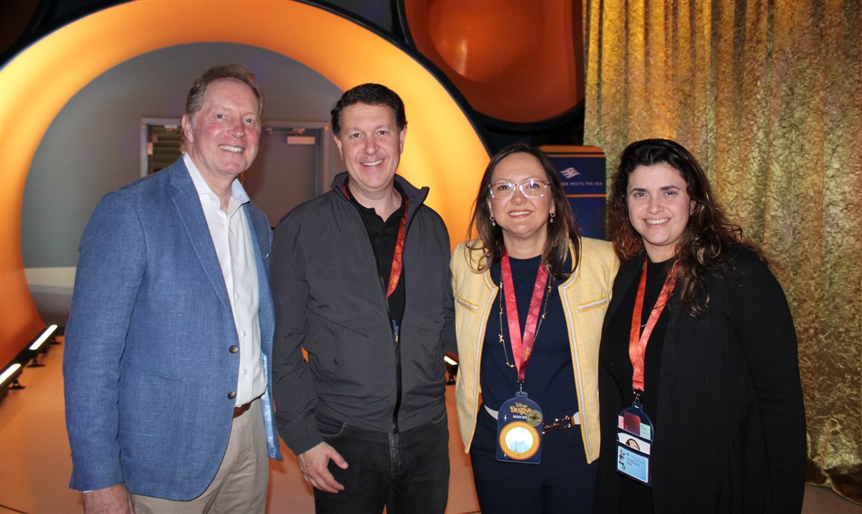 Daniel Bicudo, da Azul, e Giulliana Mesquita, da Azul Viagens, com Jeff van Langeveld e Cinthia Douglas, da Disney Destinations