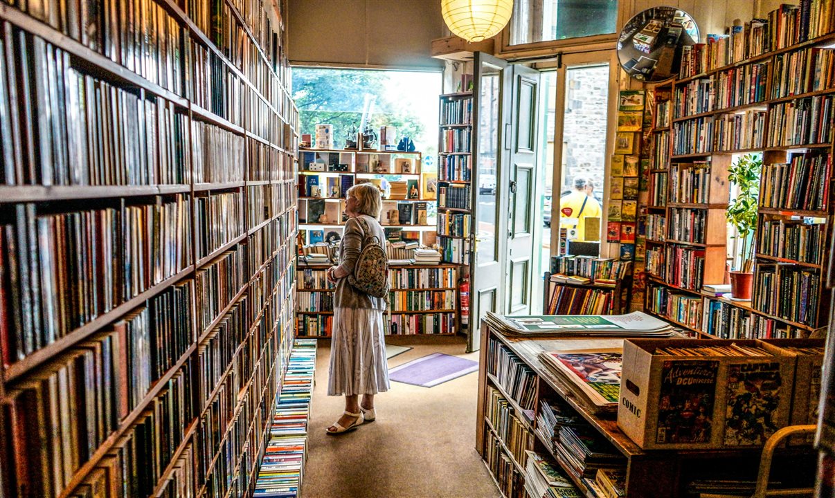 A publicação reúne 37 endereços espalhados por diferentes bairros e busca facilitar roteiros culturais, passeios a pé e visitas a pontos de venda de livros