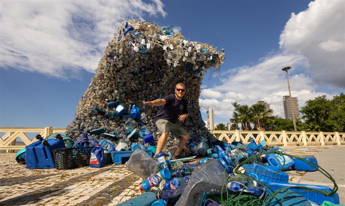 Obra “A Onda”, do artista Eduardo Baum, está exposta no Complexo Turístico Ver-o-Rio, em Belém (PA)