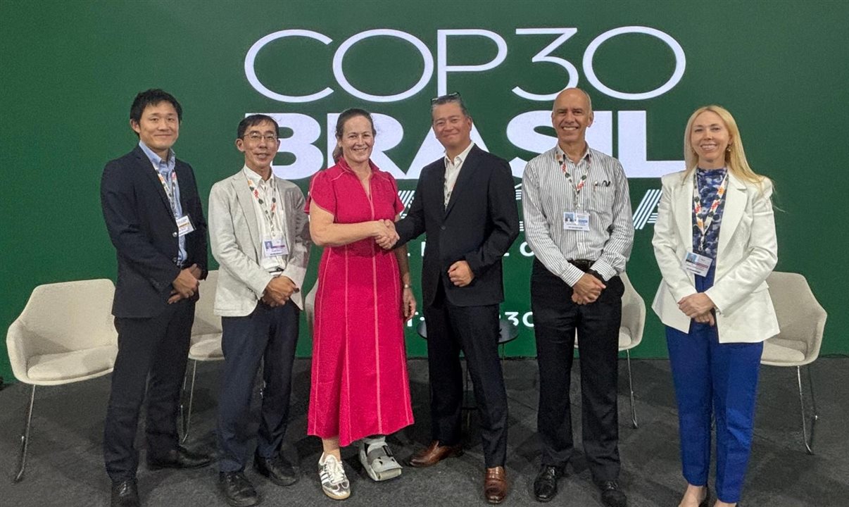 Mitsuya Tomoki, secretário da Embaixada do Japão no Brasil, Tomoaki Ishigaki, ministro da Embaixada do Japão no Brasil, Maria Del Mar Whittaker, diretora-executiva de Responsabilidade Corporativa do Grupo Abra, Takamasa Ueda, diretor sênior da Sumitomo Corporation no Brasil, Eduardo Calderon, diretor do Centro de Controle Operacional (CCO) e Sustentabilidade da Gol, e Andreia Almeida, gerente de Negócios da Sumitomo Corporation no Brasil