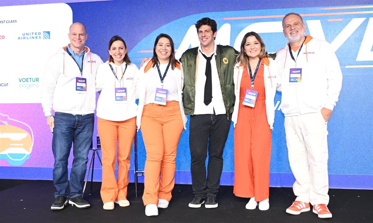 Comediante Rafael Infante com José Guilherme Alcorta, da PANROTAS, Ana Prado, da Syngenta, Jamile Martins, da Braskem, Sheila Rodrigues, da KPMG, e Artur Andrade, da PANROTAS
