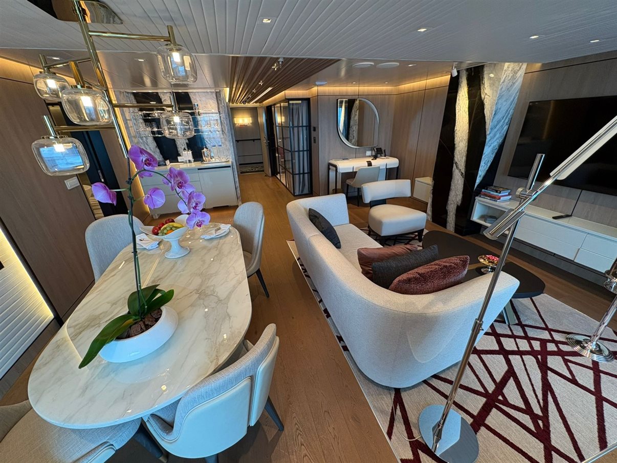 Uma das espaçosas cabines do navio