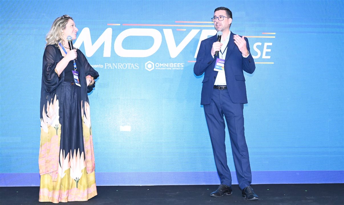 Jacqueline Conrado e Marcos Marques no palco do MOVE