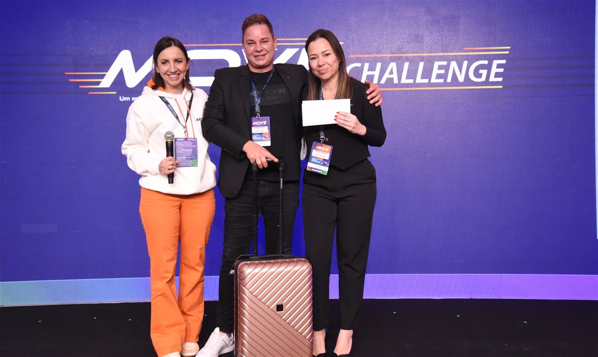 Rodrigo Britto ganhou o segundo quizz, oferecido pela Atlantica. Na foto, ele está com Ana Prado, da Syngenta, e Priscila Pereira, da Atlantica