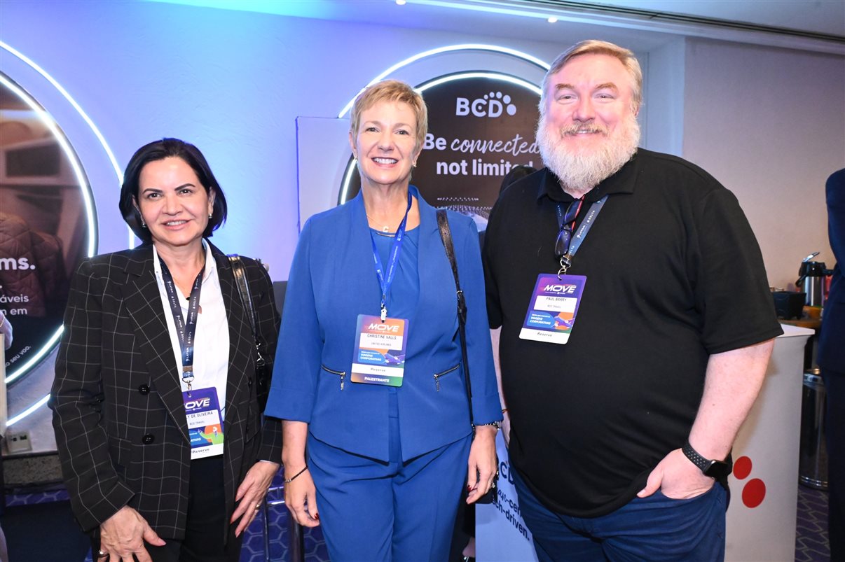 Christine Valls, da United, entre Soely de Oliveira e Paul Barry, da BCD Travel