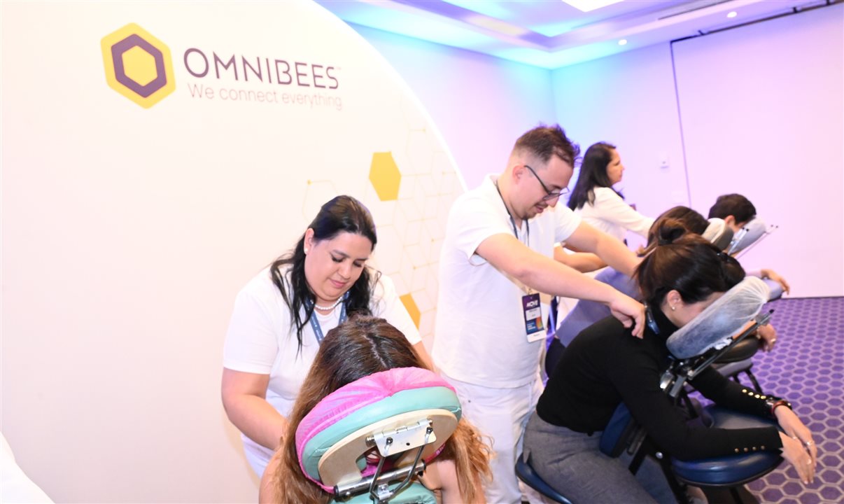 Participantes aproveitam pausa na programação do MOVE para garantir uma massagem