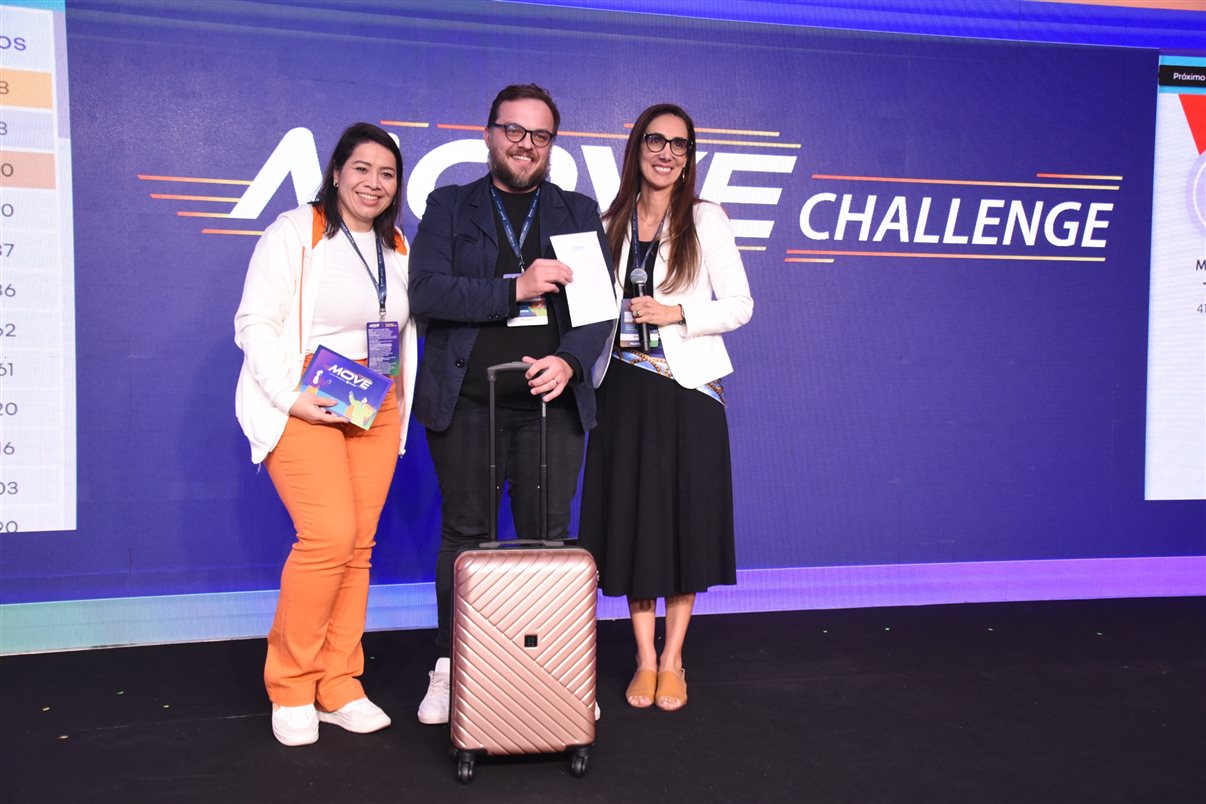 Gestor Diego Gonçalves vencedor de um dos move challenge. Na foto, entre Jamile, do TMG, e Ilka Padula, do Wyndham