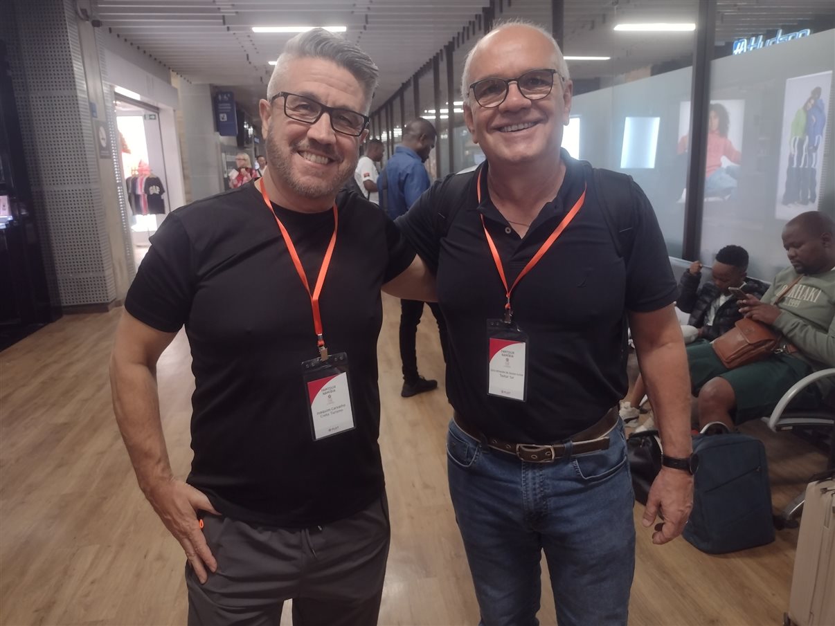 O diretor da Flot, Eduardo Barbosa, e Evandro Gouvea, do comercial da operadora, no embarque da SAA em GRU