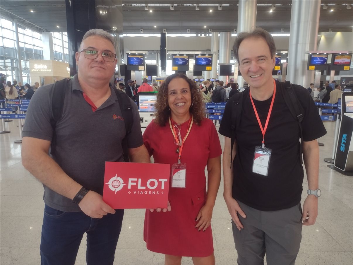 O diretor da Flot, Eduardo Barbosa, e Evandro Gouvea, do comercial da operadora, no embarque da SAA em GRU