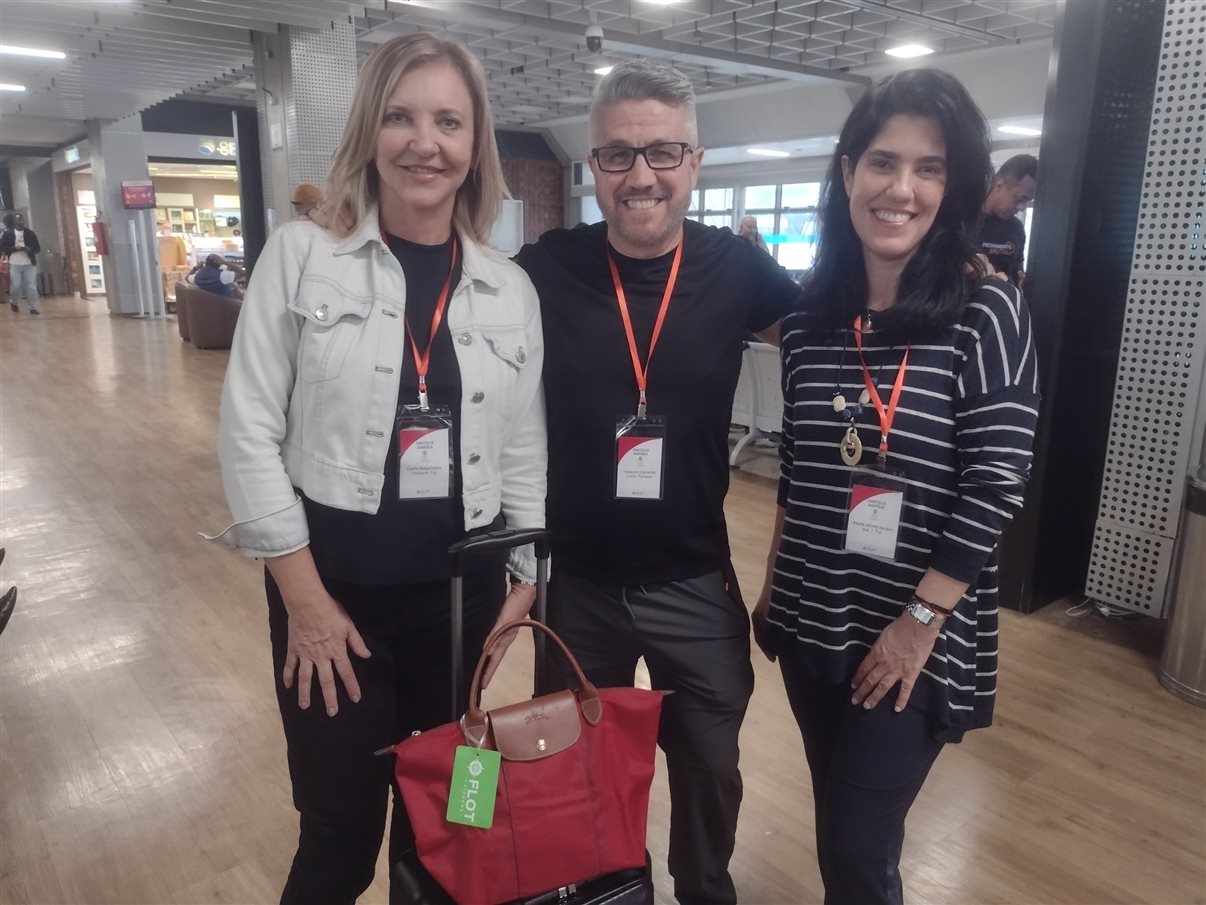 O diretor da Flot, Eduardo Barbosa, e Evandro Gouvea, do comercial da operadora, no embarque da SAA em GRU