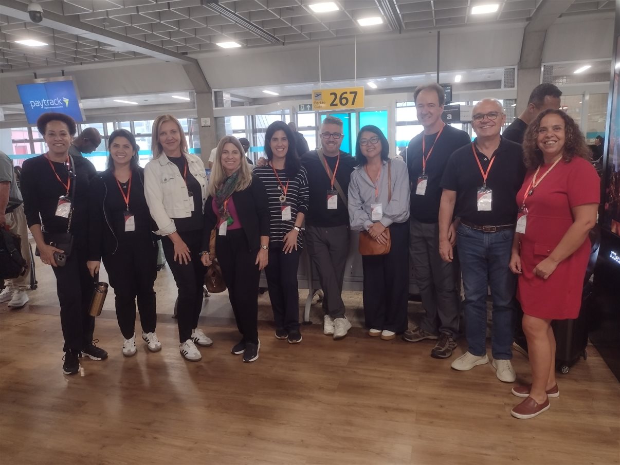 O grupo do famtur da Flot para a Namíbia na sala de embarque da SAA no T2 de GRU 