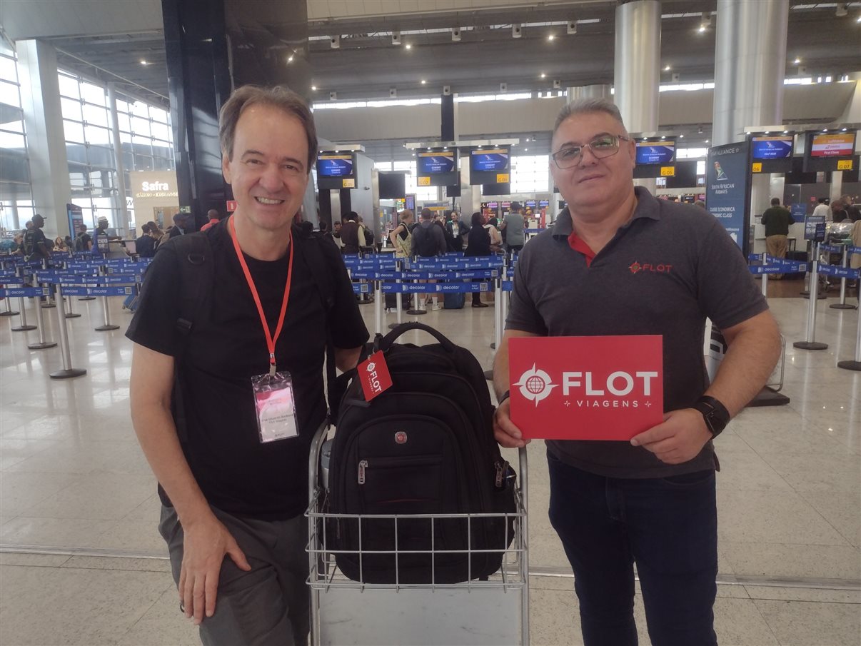 O diretor da Flot, Eduardo Barbosa, e Evandro Gouvea, do comercial da operadora, no embarque da SAA em GRU