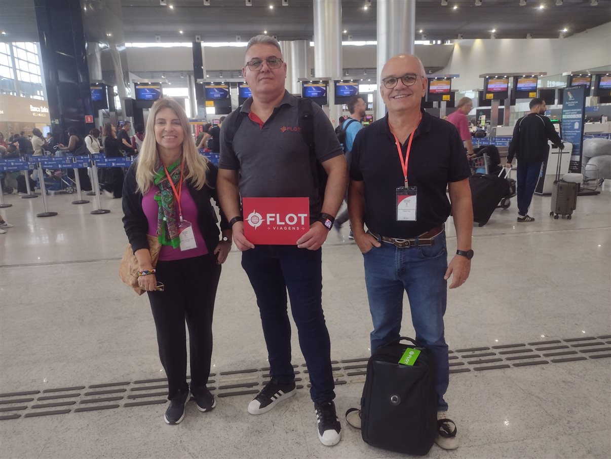 O diretor da Flot, Eduardo Barbosa, e Evandro Gouvea, do comercial da operadora, no embarque da SAA em GRU