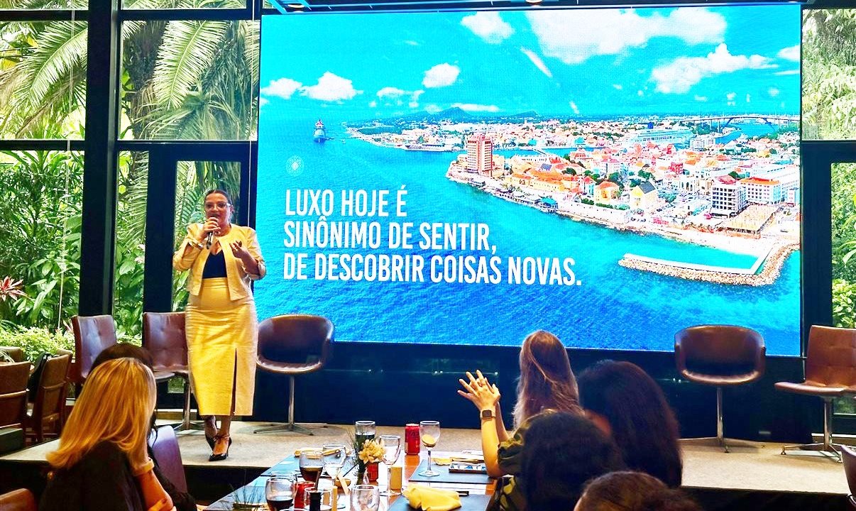 Janaína Araújo, representante do Turismo de Curaçao no Brasil, falou sobre o luxo sensorial do destino no evento desta segunda-feira
