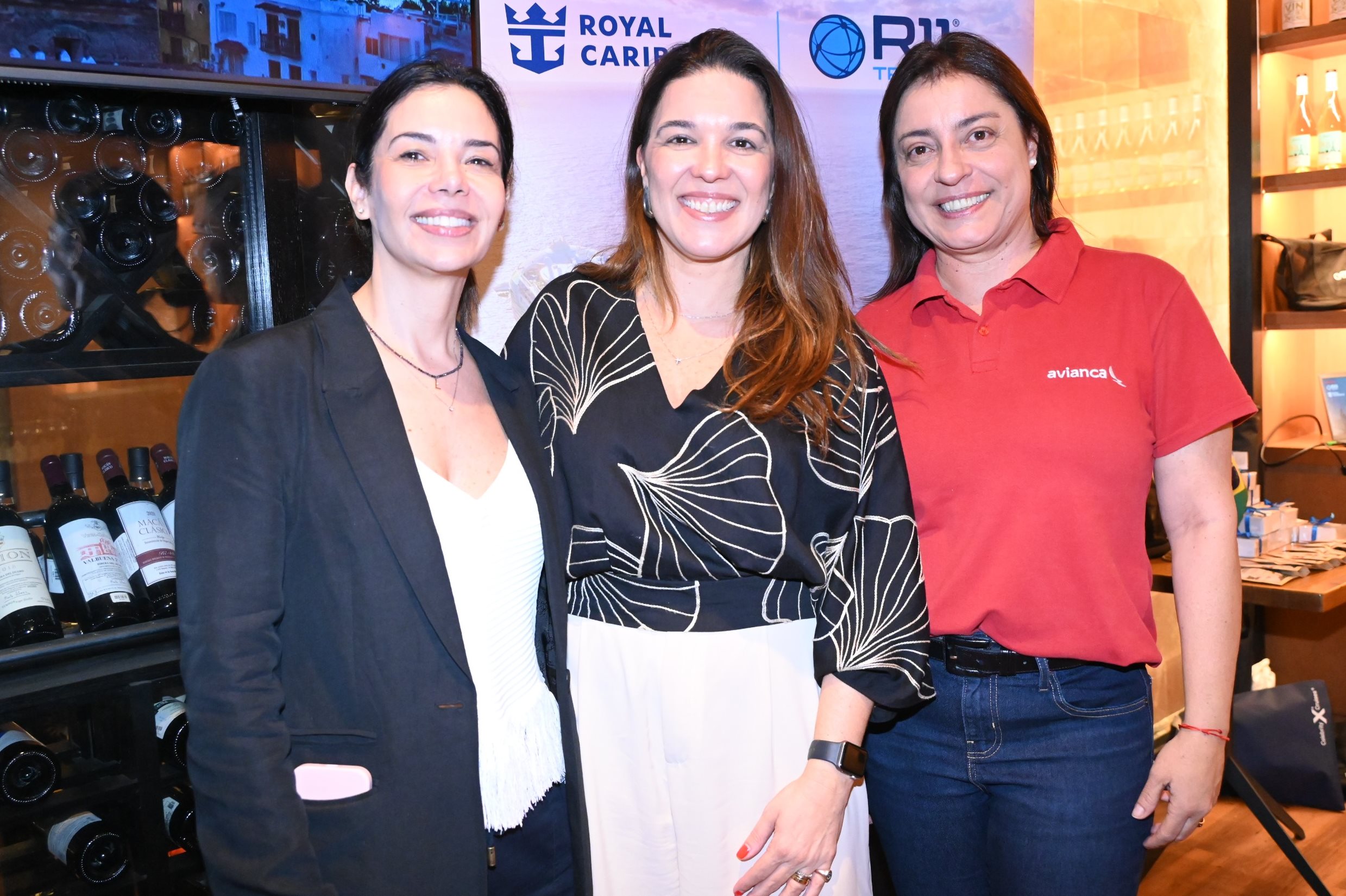 Lorenza Cortés, da ProColombia, Sabrina Moretti, da R11 Travel, e Luciana Longo, da Avianca