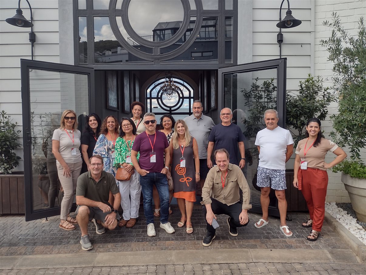 O grupo da Flot posa em frente à entrada do hotel The Weinberg