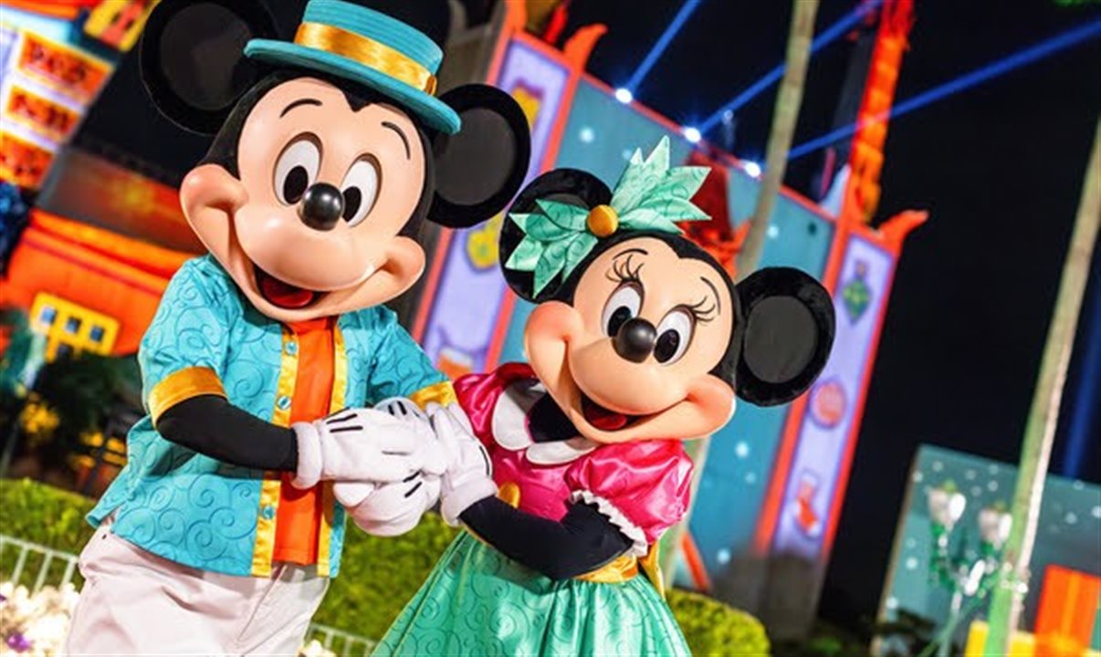 Mickey e Minnie já estão em seus trajes especiais para receber os visitantes nos parques