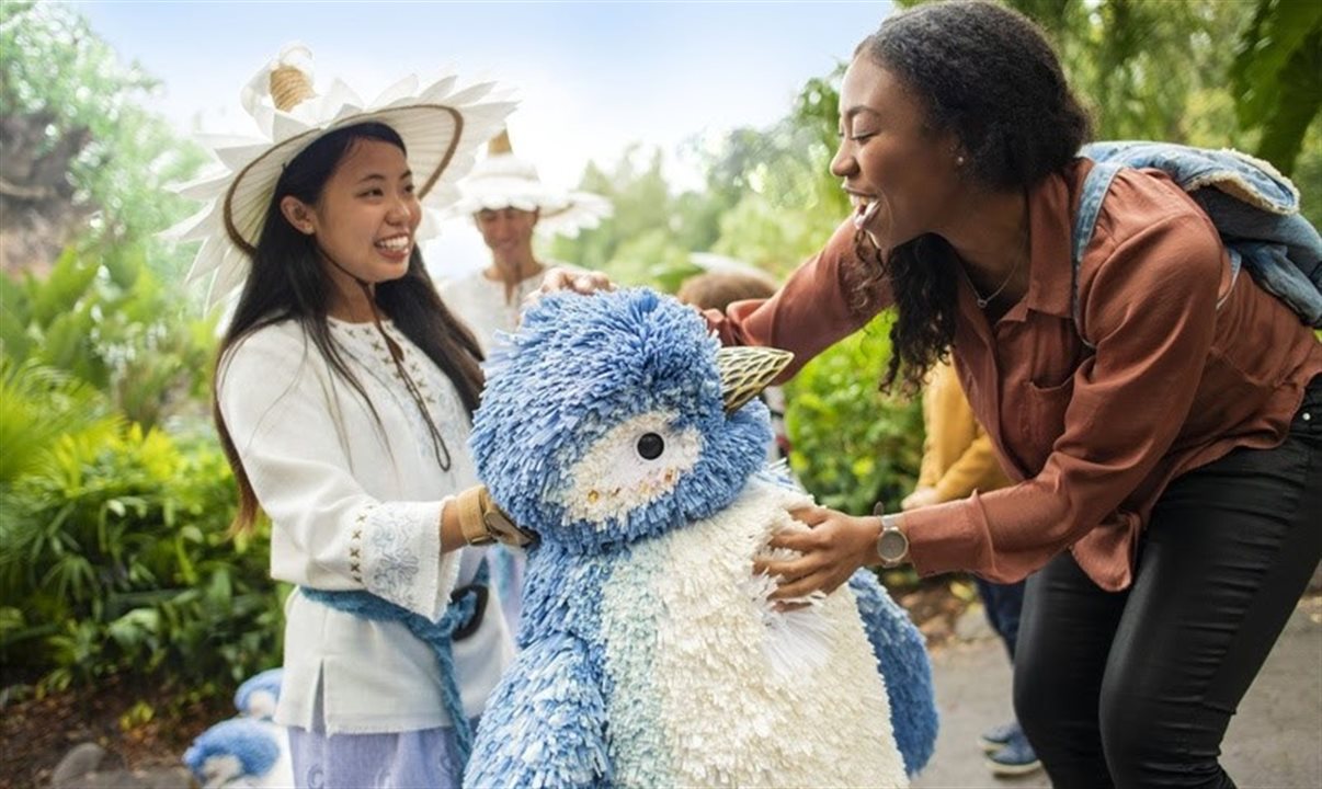 Visitantes podem interagir com personagens e animais por todo o parque
