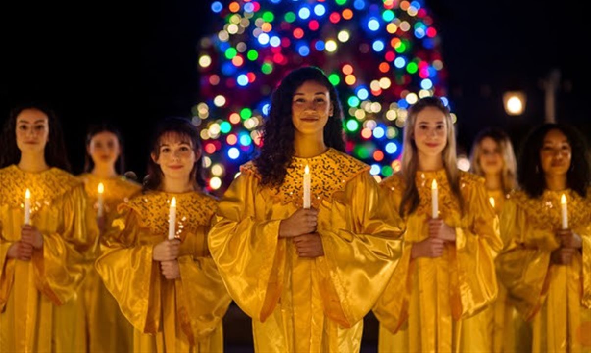 Candlelight Processional, no America Gardens Theater, compartilha a história do Natal acompanhado por uma orquestra completa e um coral