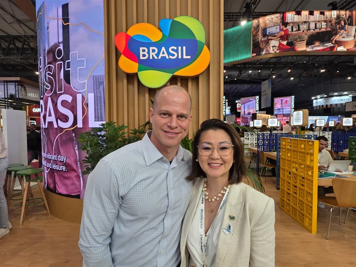 José Guilherme Alcorta, da PANROTAS, e Cintia Hayashi, da Embratur