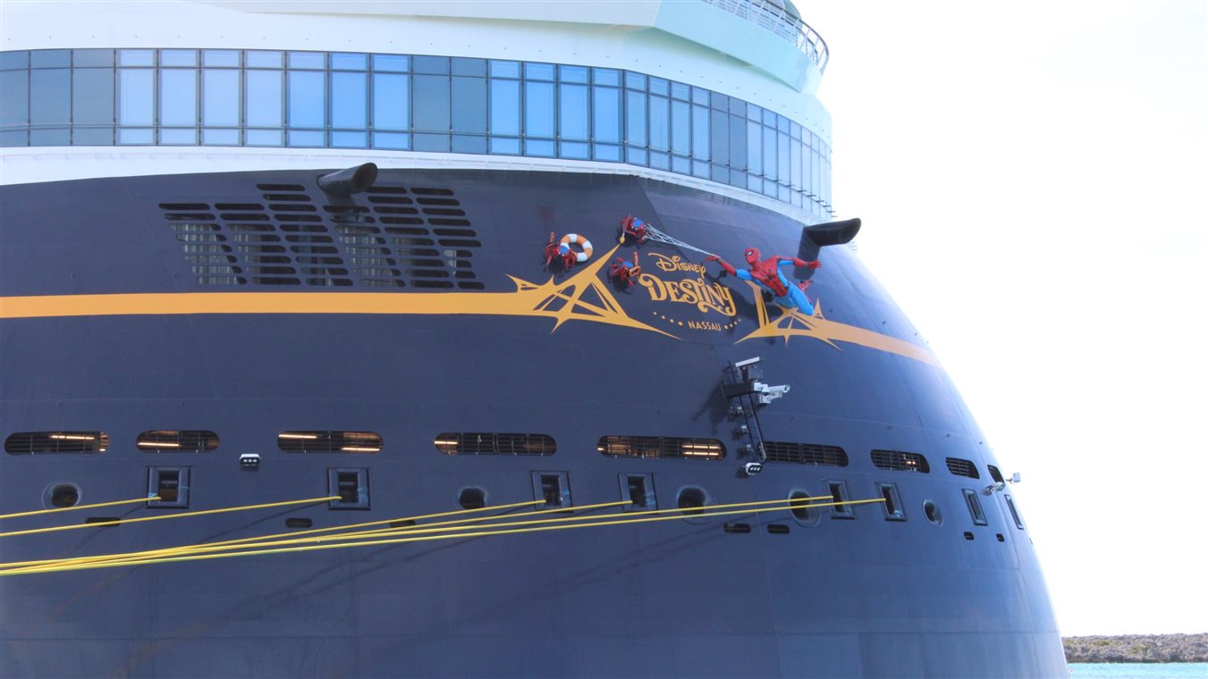 Homem-Aranha e seus robôs-aranha na popa do Disney Destiny