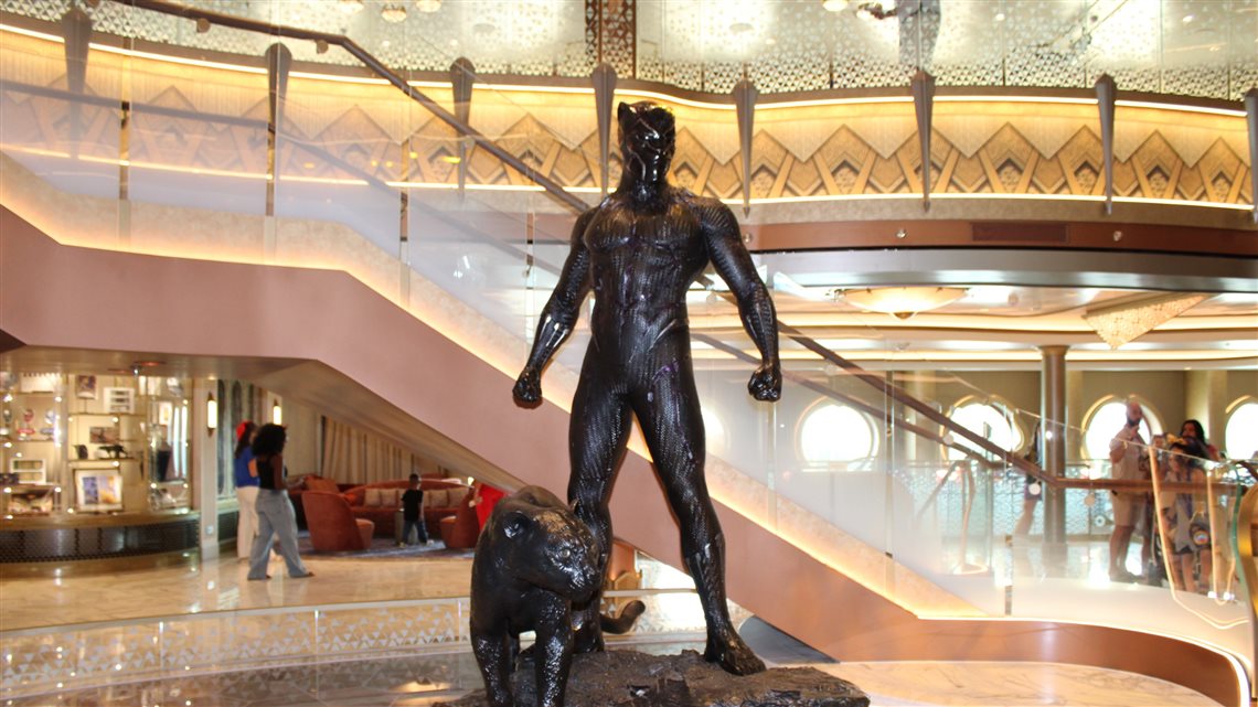 T’Challa, o Pantera Negra, é o herói homenageado do navio, com estátua no Grand Hall