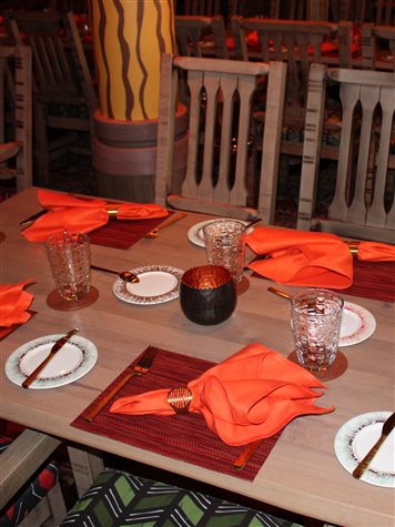 Mesa com muitos detalhes remetendo ao universo de “O Rei Leão”