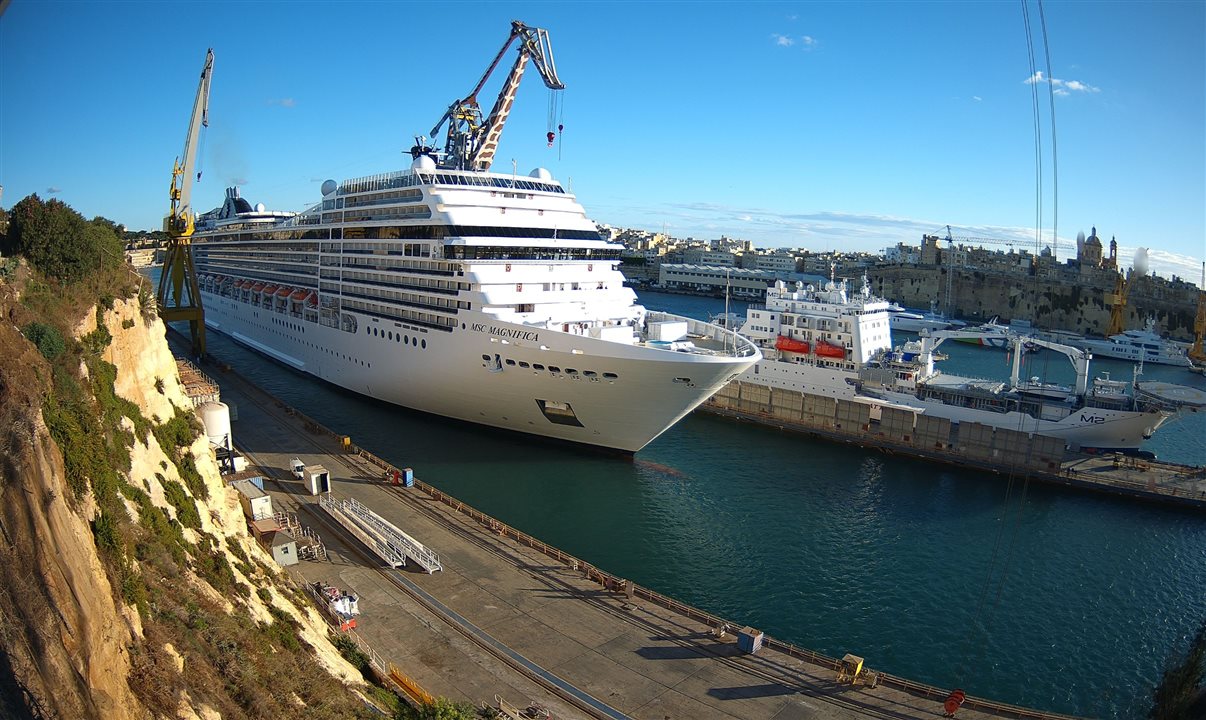 MSC Magnifica entrando no estaleiro Palumbo, em Malta